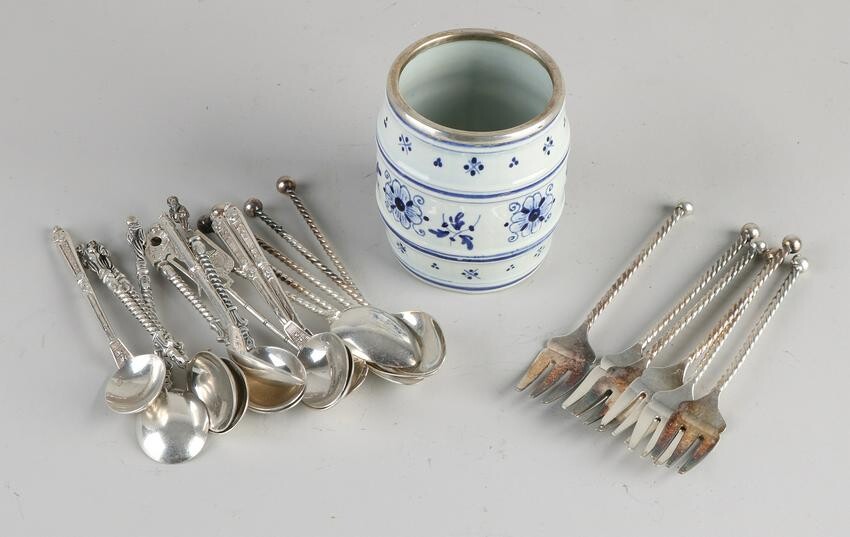 Delft spoon vase with a silver rim filled with 5 silver