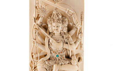 Divinité tricéphale, sculpture en ivoire, Chine, XXe s., à huit bras munis de divers attributs, nimbée, parée de nombreux ornements, un