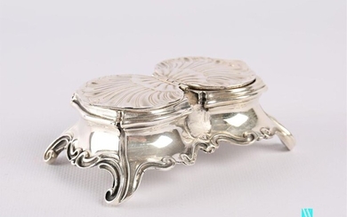 Double silver salt shaker of rectangular shape, the moving belly ended by four winding feet, it is topped with hinged lids featuring shells.