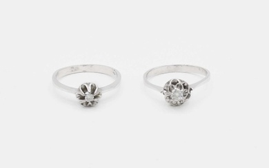 Due anelli solitario in oro bianco con diamante centrale...