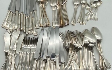 ERCUIS. Ménagère en métal argenté à décor de coquille comprenant : 12 fourchettes, 12 grands...