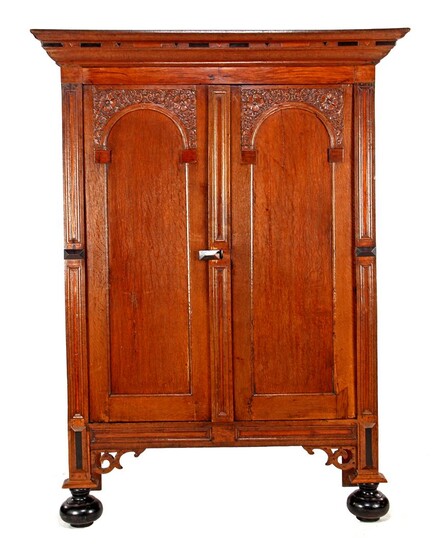 (-), Oak 2-door gate cabinet with carved ornaments...
