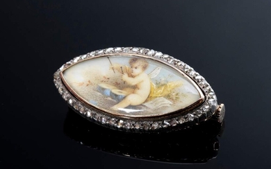 Ellipsoid RG 750 pin with flawless miniature "Drumming Putto" on leg in diamond bezel (0.15ct/P1-3/TCR-LB) set in silver, in original box by G. Packer & Co./London, end of 19th c., 5.9g, 3x1.5cm