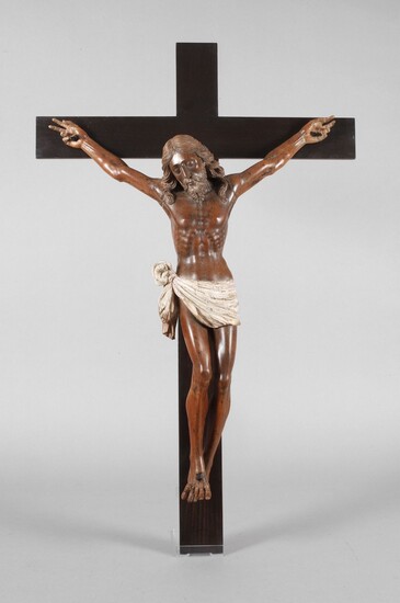 Grand crucifix19e siècle, buis sculpté, en partie coloré, croix ébonisée en bois de feuillus, corps...