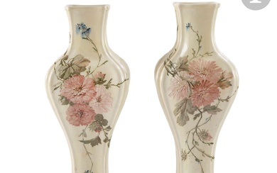HAVILAND & COMPAGNIE Roses trémières Paire d’importants vases balustres méplats traités dans le goût de...