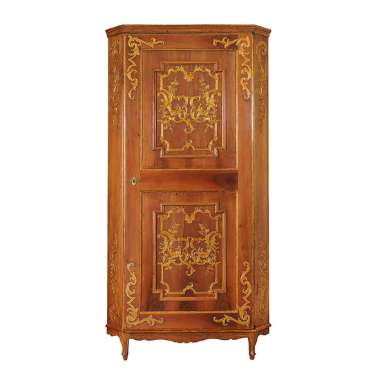 Italian Rococo-style corner cabinet in carved and gilt walnut, 18th Century.