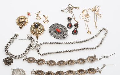 JEWELERY, 16 pieces, mainly silver and gilded silver.