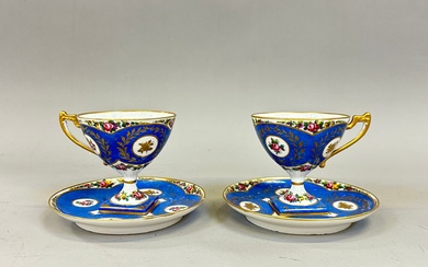 Jacob PETIT (1796-1868). Paire de tasses sur piédouche et sous-tasses en porcelaine de Paris à...