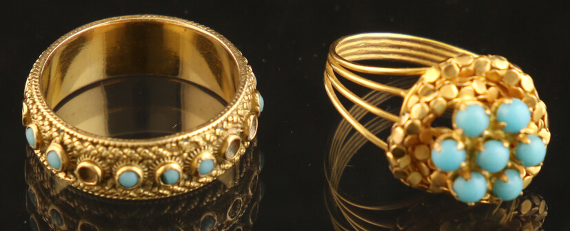 Jewellery gold - Two 18k yellow gold rings, both set with round cabochon turquoises - some missing, 54 & 59 mm