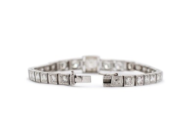 Ladies Platinum Vintage Emerald 8.60CT. Diamond Link Tennis Statement Bracelet