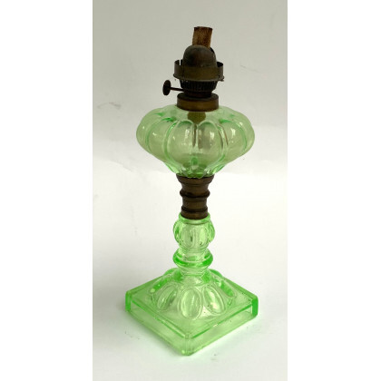 Lampada a petrolio con corpo in vetro verde decorato a baccellature e ghiere in metallo (h. cm 27) (difetti)