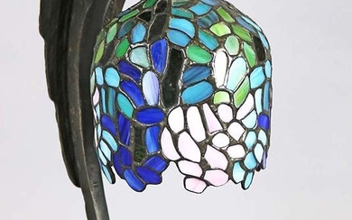 Lampada da tavolo con fusto in bronzo e paralume in vetro piombato