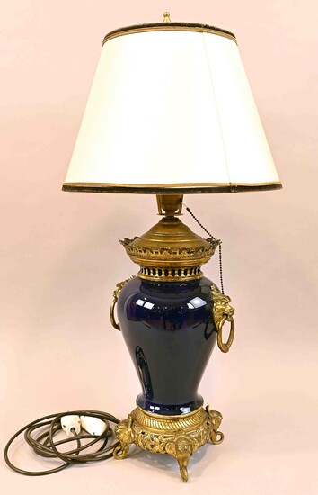 Lampe de table, France vers 1900, vase en céramique bleue sur pied en laiton, décoré...