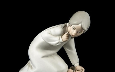 Little Girl with Slippers 1004523 - Lladro Porcelain