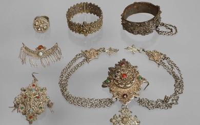Lot de bijoux folkloriques en argent vers 1900, argent vérifié, composé de deux bracelets pour...
