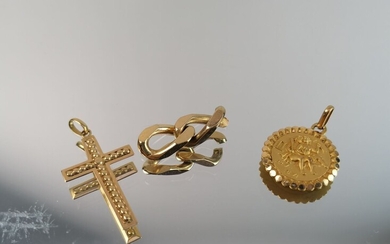 Lot de débris en or jaune, croix et médaille "anges". 9,8 grs