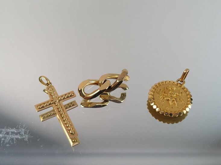 Lot de débris en or jaune, croix et médaille "anges". 9,8 grs