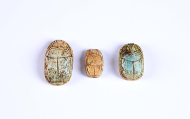 Lot de trois amulettes égyptiennes.