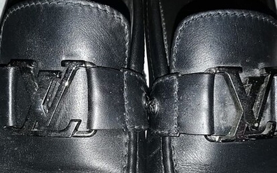 Louis Vuitton: A pair of black leather shoes. Size 45.