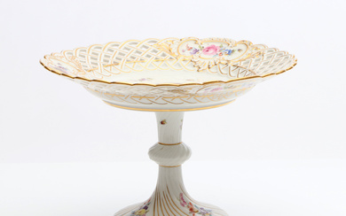 MEISSEN, CAKE PLATTER ON FOOT. Porcelain with polychrome and gilded decor.