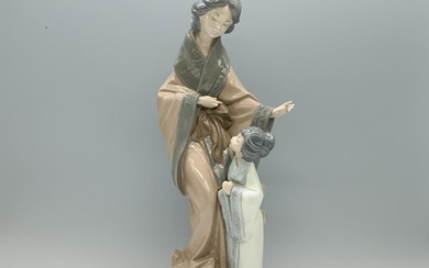 Nao by Lladro Figurine, Oriental Mother 02000279