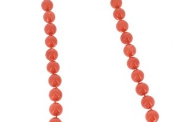 Necklace of coral pearls arranged in a slight drop, the clasp in 18 K (750 °/°°) yellow gold set with 8x8 cut diamonds, with safety chain.