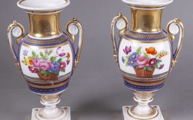 PARIS Paire de vases cassolettes en porcelaine... - Lot 58 - De Baecque et Associés