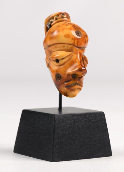 PENDE R.D.CONGO Petit masque amulette "IKHOKO" de style classique à patine brun orangé. Coiffe en...
