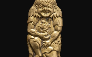PETIT ÉTUI en cuivre doré et repoussé, représentant Gama-sennin, un genou en terre, un crapaud dans sa main droite, une grenoui...
