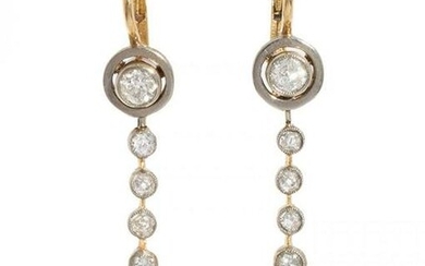 Pair of long earrings with movement in 18kt yellow gold and diamonds. Model composed of brilliant in