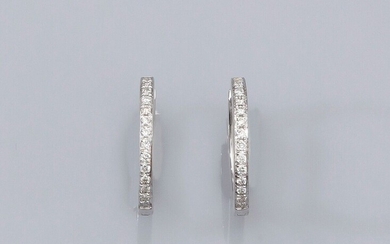 Paire de créoles rondes en en or gris 750°/°° (18K), serties de diamants taille brillant...
