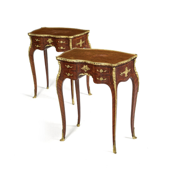 Paire de tables de salon de style Louis XV, XIXe s., en placage de bois de rose à motifs géométriques, ornementations en bronze doré et