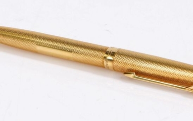 Parker 18 carat gold ball point pen, with an engine turned case, 13cm long