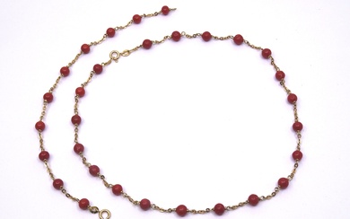 Parure collier et bracelet en boules de corail rouge alternés d’une chaîne or jaune (750...