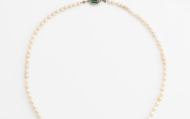 Pearl necklace with graduated pearls, clasp in gold with emerald and rose-cut diamonds