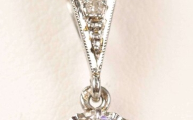 Pendentif en or gris (750) orné d un diamant de taille ancienne (pour environ 0.70...
