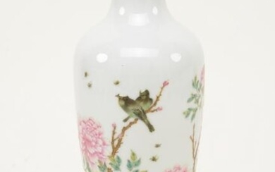 Porcelain Vase. China. Early 20th century. Famille Rose