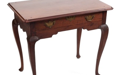 QUEEN ANNE ONE-DRAWER DRESSING TABLE 18th Century Height 30.5". Width 34.5". Depth 21.25".
