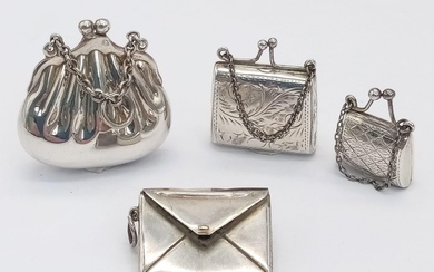 Quatre pendentifs en argent sterling en forme de sac à main. Poids total : 40...