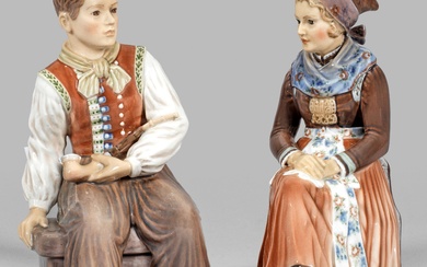 Rare paire de figurines en costume d'Amager Jeune fille assise avec les jambes croisées ou...