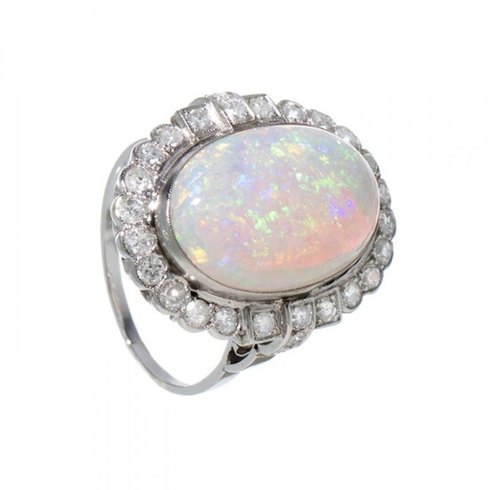 Ring in 18kt white gold, opal with beautiful play of colours in oval cut of...