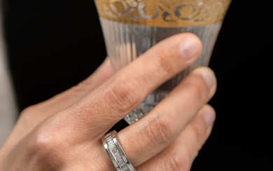 Ring in 18kt white gold with a band of baguet-cut...