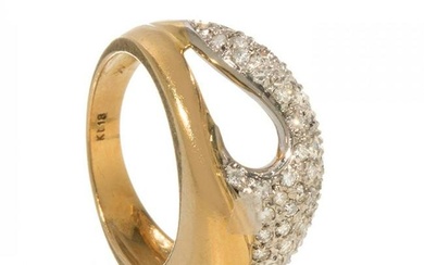 Ring in 18kt yellow gold. BombÃ© model with a wide openwork band fronted by a drop-shaped motif and
