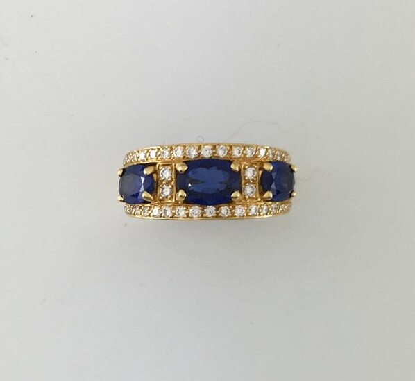 Ring in 750°/°°gold with 3 sapphires totaling 3,20 cts approx. set with a diamond ring, Finger size 54, Gross weight: 10,55g
