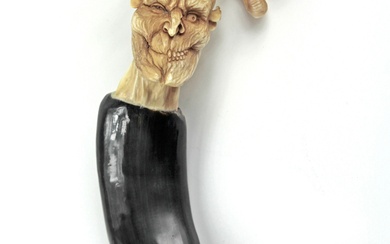 Sculpture érotique Godemiché. 20e siècle, phallus avec tête de diable, corne sculptée et polie. Longueur...