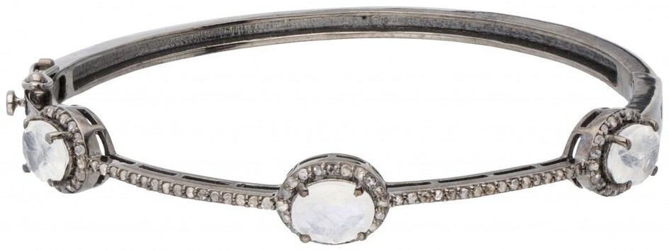 Silver bangle bracelet set with approx. 2.94 ct. moonstone and rose cut diamond - 925/1000....