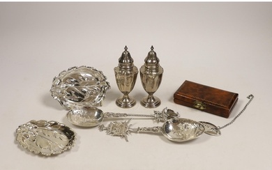 Small silver including a pair of Edwardian silver pepperette...