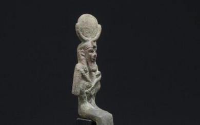 Statuette représentant Khonsou (dieu lunaire)... - Lot 58 - De Baecque et Associés