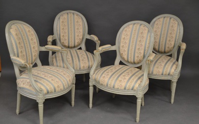 Suite de quatre fauteuils en bois mouluré, sculpté et relaqué gris, le dossier médaillon en...