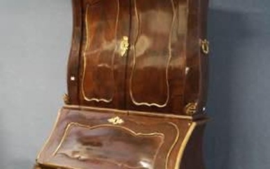 Trumeau lastronato in legno ebanizzato con cordoli dorati, la parte...